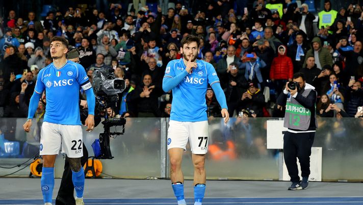 NAPLES, ITALY - MARCH 03: Khvicha Kvaratskhelia of SSC Napoli celebrates scoring his team's first goal during the Serie A TIM match between SSC Napoli and Juventus at Stadio Diego Armando Maradona on March 03, 2024 in Naples, Italy. (Photo by Francesco Pecoraro/Getty Images) Kvara e Di Lorenzo avanti ad Euro2024: ecco quando raggiungerebbero il ritiro azzurro - immagine 1