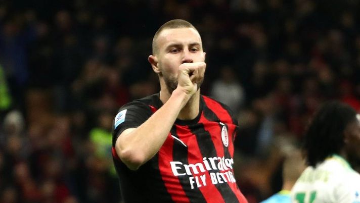 Milan, abbattuta la Roma con Leao, Pavlovic e Maignan. Ammucchiata in vetta alla classifica