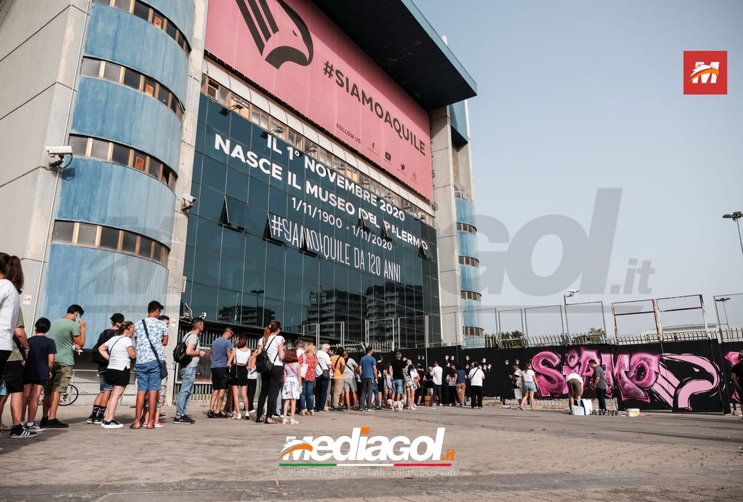FOTO Palermo, le impronte rosa sul murales del ‘Renzo Barbera’ (Gallery) - immagine 26