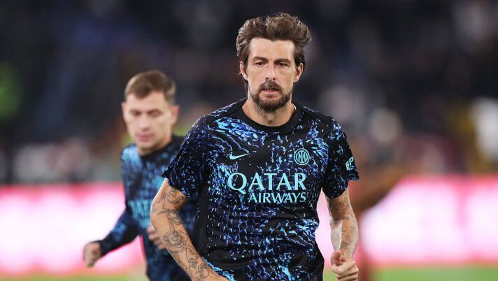 ROME, ITALY - OCTOBER 18: Francesco Acerbi of Internazionale warms up prior to the Serie A match between AS Roma and Juventus FC at Olimpico Stadium on October 18, 2025 in Rome, Italy. (Photo by Paolo Bruno/Getty Images) Acerbi, Romagnoli, Castro, Dovbyk, Neres, Elmas, Spinazzola, Colombo, Gudmundsson: le probabili formazioni - immagine 1