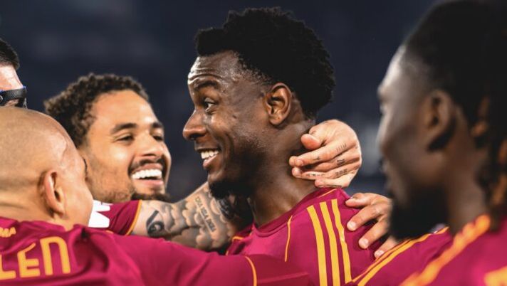 ROME, ITALY - MARCH 01: Evan Ndicka of AS Roma celebrates after scored the second goal for his team during the Serie A match between AS Roma and Juventus FC at Stadio Olimpico on March 01, 2026 in Rome, Italy. (Photo by Fabio Rossi/AS Roma via Getty Images) Ndicka: “Abbiamo perso due punti! Due gol subiti così fanno male. I gol? Ci lavoriamo in allenamento” - immagine 1