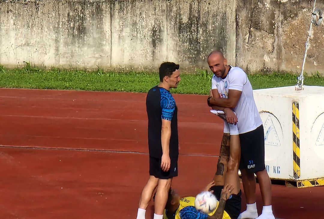 GALLERY Di Lorenzo fa stretching a fine allenamento in solitaria - immagine 4