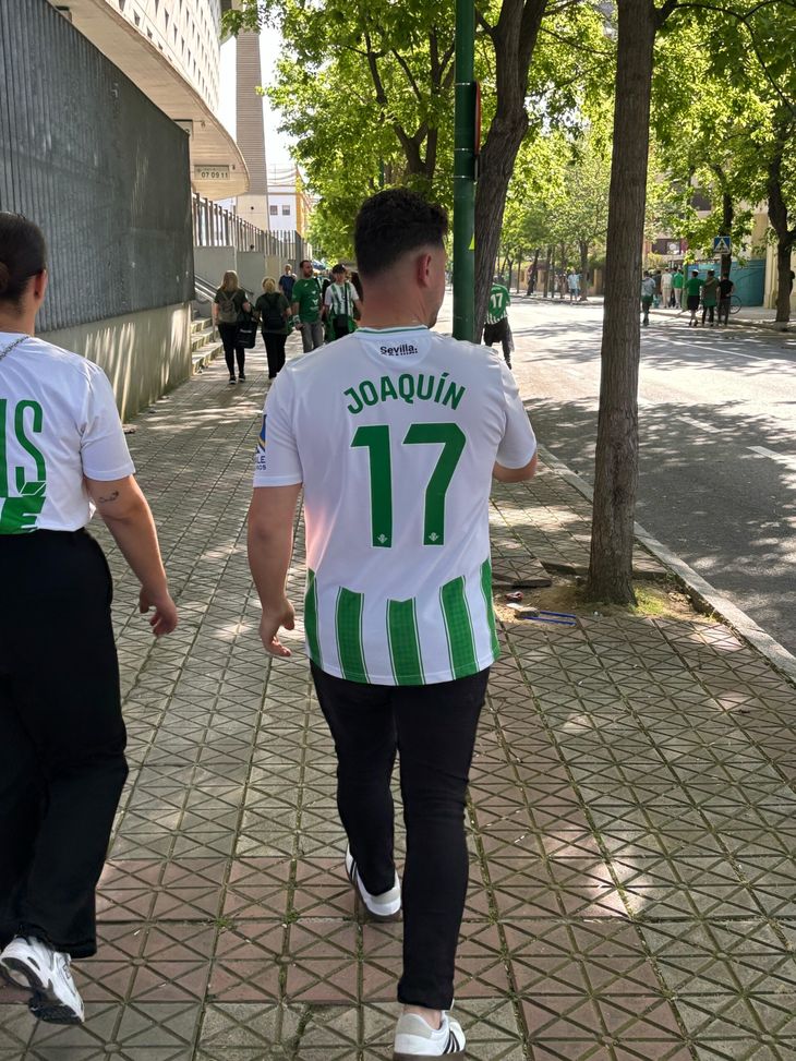FOTO – Verso lo stadio, i tifosi del Betis con la maglia di Joaquin- immagine 2