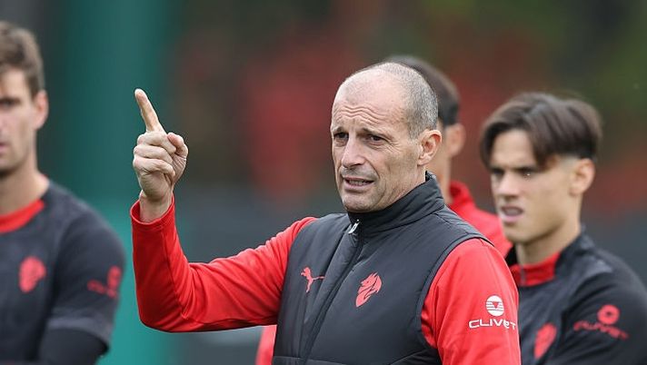 CAIRATE, ITALY - OCTOBER 22: Head coach AC Milan Massimiliano Allegri reacts during AC Milan training session at Milanello on October 22, 2025 in Cairate, Italy. (Photo by Claudio Villa/AC Milan via Getty Images) Allegri: “La scelta su Loftus, quando tornano Estupinan, Jashari e Pulisic! Nkunku, Gimenez, Leao, Modric…” - immagine 1