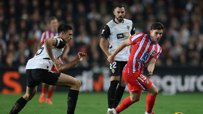 VALENCIA, SPAIN - FEBRUARY 22: Julian Alvarez of Atletico de Madrid runs with the ball during the LaLiga match between Valencia CF and Atletico de Madrid at Estadio Mestalla on February 22, 2025 in Valencia, Spain. (Photo by Clive Brunskill/Getty Images) Atletico Madrid-Valencia, la stabilità della capitale contro l’estro valenciano - immagine 1