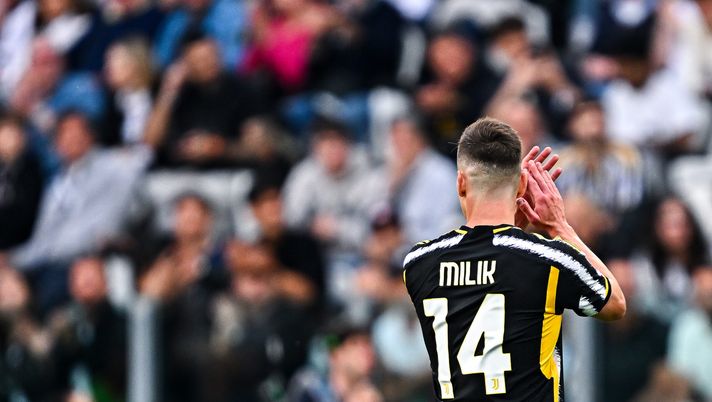 TURIN, ITALY - MAY 25: Arkadiusz Krystian Milik of Juventus greets the fans and leaves the pitch during the Serie A TIM match between Juventus and AC Monza at Allianz Stadium on May 25, 2024 in Turin, Italy. (Photo by Juventus FC/Juventus FC via Getty Images) Sorpresa Juve, Milik può lasciare il club a mercato chiuso: la meta dell’ex Napoli - immagine 1