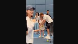 VIDEO / A lezione da… Sinner! Maestro Jannik è tenerissimo: ecco come spiega la battuta