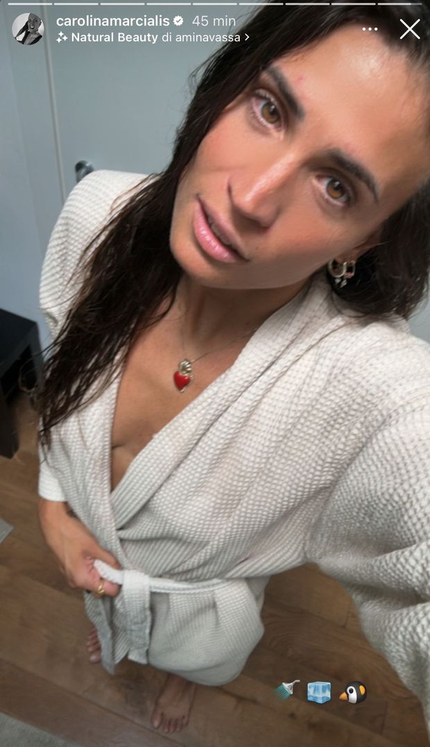 Carolina Marcialis, selfie post doccia super sensuale. Lady Cassano scatena il web- immagine 2