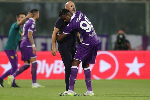 FLORENCE, ITALY - SEPTEMBER 17: Head coach Vincenzo Italiano manager of ACF Fiorentina celebrates the victory after with Christian Michael Kouakou Kouamé of ACF Fiorentina during the Serie A TIM match between ACF Fiorentina and Atalanta BC at Stadio Artemio Franchi on September 17, 2023 in Florence, Italy. (Photo by Gabriele Maltinti/Getty Images) Da Kayode a Sottil. Italiano, queste scelte fanno discutere- immagine 2