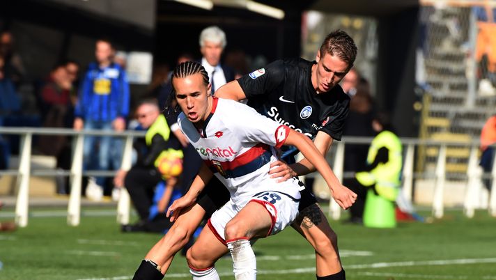 BERGAMO, ITALY - OCTOBER 30: (L-R) Andrea Conti of Atalanta BC competes for the ball with Diego Laxalt of Genoa CFC during the Serie A match between Atalanta BC and Genoa CFC at Stadio Atleti Azzurri d'Italia on October 30, 2016 in Bergamo, Italy. (Photo by Pier Marco Tacca/Getty Images) Torino-Genoa, Laxalt pericolo numero uno in mediana - immagine 1