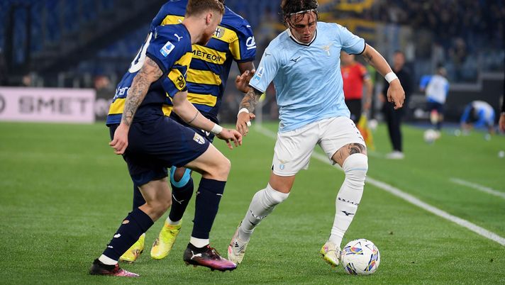 ROME, ITALY - APRIL 28: Luca Pellegrini of SS Lazio in action during the Serie match between Lazio and Parma at Stadio Olimpico on April 28, 2025 in Rome, Italy. (Photo by Marco Rosi - SS Lazio/Getty Images) Mercato Lazio, caccia al sostituto di Pellegrini: spunta un nome dalla Premier - immagine 1