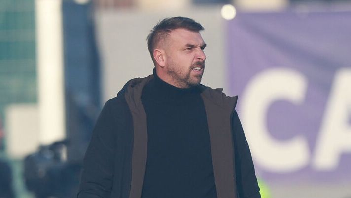 FLORENCE, ITALY - DECEMBER 14: Paolo Zanetti manager of Hellas Verona looks on during the Serie A match between ACF Fiorentina and Hellas Verona FC at Artemio Franchi on December 14, 2025 in Florence, Italy. (Photo by Gabriele Maltinti/Getty Images) Zanetti: “Le condizioni di Giovane dopo lo stop! Serdar, Mosquera e perché Orban aveva giocato meno” - immagine 1
