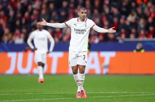 LEVERKUSEN, GERMANY - OCTOBER 01: Alvaro Morata of AC Milan reacts during the UEFA Champions League 2024/25 League Phase MD2 match between Bayer 04 Leverkusen and AC Milan at BayArena on October 01, 2024 in Leverkusen, Germany. (Photo by Lars Baron/Getty Images)  Da punto di forza a limite: il 4-4-2 così non può funzionare- immagine 3