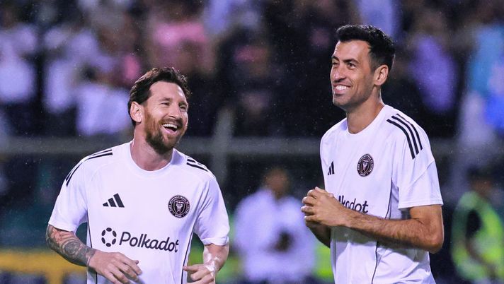 SAN PEDRO SULA, HONDURAS - FEBRUARY 08: Lionel Messi of Inter Miami speaks with Sergio Busquets of Inter Miami during the warm-ups prior to prior to a friendly match between Olimpia and Inter Miami at Estadio Olimpico Metropolitano on February 08, 2025 in San Pedro Sula, Honduras. (Photo by Manuel Velasquez/Getty Images) Inter Miami Busquets
