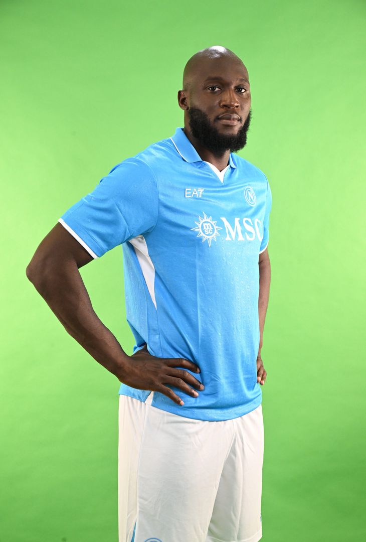 GALLERY Lukaku posa con la divisa del Napoli: gli scatti con la maglia azzurra e bianca - immagine 19