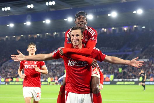 Leicester, Inghilterra - 25 ottobre 2025: Chris Wood esulta con Anthony Elanga dopo aver segnato contro il Leicester City in Premier League. (Foto di Carl Recine/Getty Images) Nottingham Forest-Chelsea, la situazione delle due squadre prima della partita- immagine 2