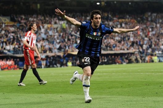 MADRID, SPAGNA- MAGGIO 22: Diego Milito esulta dopo la doppietta decisiva in finale contro il Bayern nel 2010. (Foto di Jasper Juinen/Getty Images) Inter, da Parigi a Madrid: le notti d’Europa che hanno fatto la storia- immagine 4