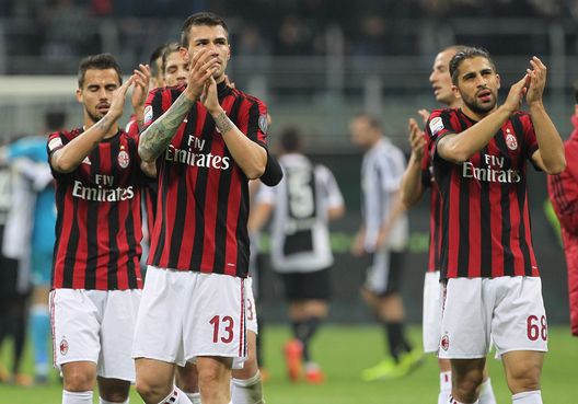 MILAN, ITALY - OCTOBER 28: Alessio Romagnoli and Ricardo Rodriguez of AC Milan salute the fans at the end of the Serie A match between AC Milan and Juventus at Stadio Giuseppe Meazza on October 28, 2017 in Milan, Italy. (Photo by Marco Luzzani/Getty Images)