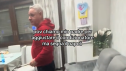Il Napoli segna mentre sta aggiustando il condizionatore: la reazione di un tifoso