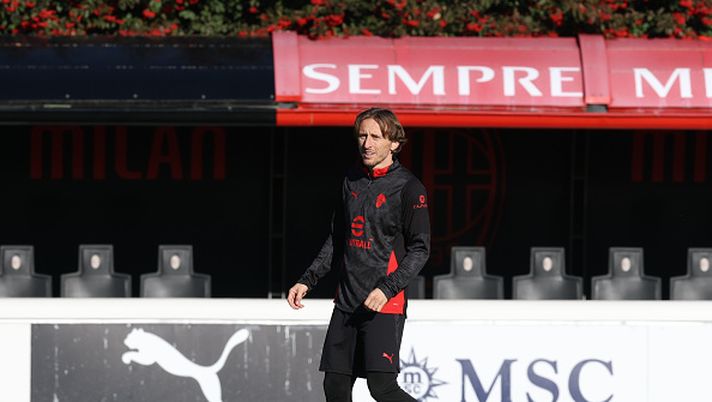 CAIRATE, ITALY - DECEMBER 12: Luka Modric of AC Milan in action during AC Milan training session at Milanello on December 12, 2025 in Cairate, Italy. (Photo by Claudio Villa/AC Milan via Getty Images) rinnovi-rossoneri-in-agenda-intanto-modric-non-molla-niente