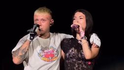 Lazza “sgrida” Anna Pepe sul palco del Forum, il siparietto: tutta colpa dell’Inter