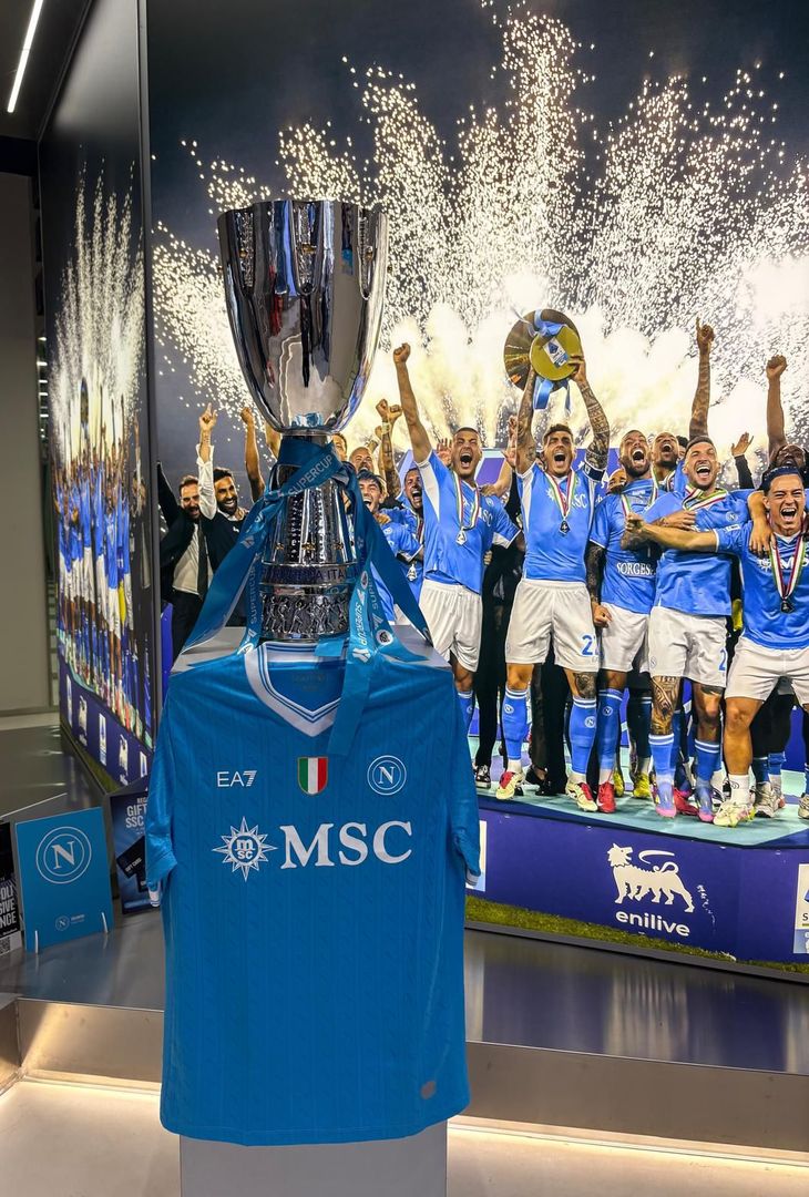 Esposta la Supercoppa a Napoli: le immagini dallo store ufficiale – GALLERY - immagine 4