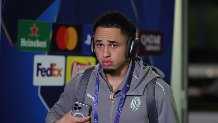 ZAGREB, CROATIA - JANUARY 29: Noah Okafor of AC Milan arrives before the UEFA Champions League 2024/25 League Phase MD8 match between GNK Dinamo and AC Milan at Stadion Maksimir on January 29, 2025 in Zagreb, Croatia. (Photo by Claudio Villa/AC Milan via Getty Images) Via Kvara, il Napoli alla fine chiude per Okafor dal Milan: cifre e dettagli - immagine 1