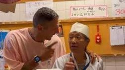 Materazzi canta ‘milanista chiacchierone” al cuoco giapponese | VIDEO