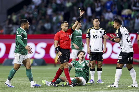 SAO PAULO, BRASILE - 20 LUGLIO: Gabriel Menino dell'Atletico Mineiro e Vitor Roque del Palmeiras durante la partita Brasileirao 2025 tra Palmeiras e l'Atletico Mineiro all'Allianz Parque il 20 luglio 2025 a San Paolo, Brasile. (Foto di Ricardo Moreira/Getty Images) Bufera sull’Atletico Mineiro: spogliatoio in crisi e pressioni sulla dirigenza- immagine 3