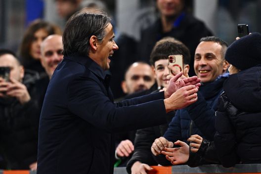 MILAN, ITALY - FEBRUARY 10: Head Coach of FC Internazionale Simone Inzaghi celebrates the victory with fans at the end of the Serie match between Inter and Fiorentina at Stadio Giuseppe Meazza on February 10, 2025 in Milan, Italy. (Photo by Mattia Ozbot - Inter/Inter via Getty Images) Di Gennaro: “Scudetto, vede leggermente avanti il Napoli ma l’infortunio di Neres può incidere”- immagine 3