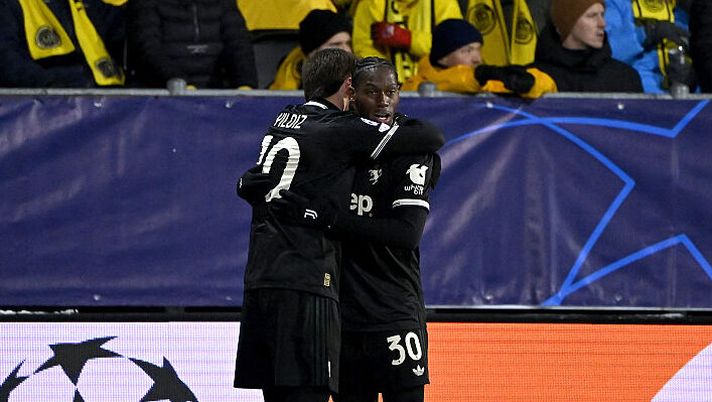 BODO, NORWAY - NOVEMBER 25: Jonathan David of Juventus celebrates with teammate Kenan Yıldız after scoring their team's third goal during the UEFA Champions League 2025/26 League Phase MD5 match between FK Bodo/Glimt and Juventus at Aspmyra Stadion on November 25, 2025 in Bodo, Norway. (Photo by Filippo Alfero - Juventus FC/Juventus FC via Getty Images) Yildiz da 8 in pagella per Gazzetta: “Non lo hanno visto arrivare”. Ma c’è un 5 pesante - immagine 1