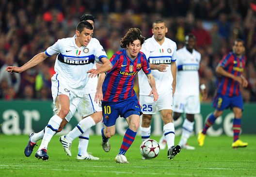 Lionel Messi del Barcellona e Lucio dell'Inter durante la semifinale di ritorno della UEFA Champions League tra Barcellona e Inter allo stadio Camp Nou di Barcellona, Spagna La “Bella Sconfitta” del 2010: l’Inter di Mourinho trionfa al Camp Nou- immagine 2