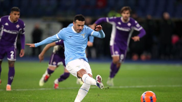 ROME, ITALY - JANUARY 07: Pedro of Lazio scores his team's second goal from the penalty spot during the Serie A match between SS Lazio and ACF Fiorentina at Stadio Olimpico on January 07, 2026 in Rome, Italy. (Photo by Paolo Bruno/Getty Images) Sarri perde Pedro, c’è il report medico: ecco quanto starà ai box - immagine 1