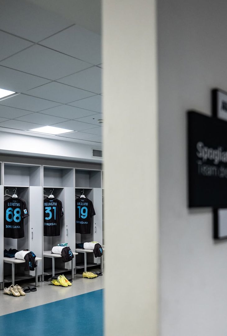 Sale l'attesa per il fischio d'inizio (fissato per le 18:00 odierne) di Juventus-Napoli, gara valevole per la 22ª giornata del campionato 2025/26 di Serie A. Per l'occasione, la squadra di Antonio Conte, come dimostra il seguente post pubblicato dalla società partenopea sul proprio account Instagram, scenderà in campo con indosso la terza maglia, rinominata dallo stesso club di Fuorigrotta con l'appellativo 'Cafè'.