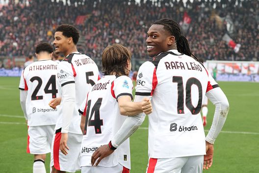 CREMONA, ITALIA - 1 MARZO: Rafael Leao dell'AC Milan esulta dopo aver segnato il gol durante la partita di Serie A tra US Cremonese e AC Milan allo Stadio Giovanni Zini il 1 marzo 2026 a Cremona, Italia. (Foto di Claudio Villa/AC Milan tramite Getty Images) Moviola Cremonese-Milan, gli episodi dubbi: niente rigore 78′, gol Pavlovic regolare- immagine 2