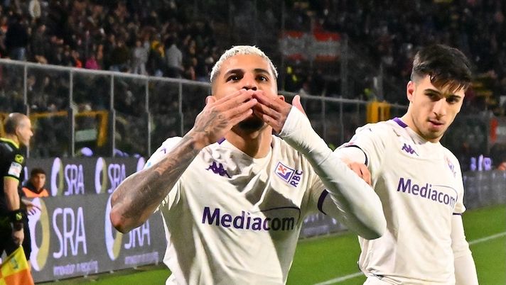 CREMONA, ITALY - MARCH 16: Dodo of ACF Fiorentina celebrates after scoring the 0-3 goal during the Serie A match between US Cremonese and ACF Fiorentina at Stadio Giovanni Zini on March 16, 2026 in Cremona, Italy. (Photo by Marco M. Mantovani/Getty Images) I voti di Cremonese-Fiorentina al fanta: la scelta su Harrison! Gudmundsson come Fagioli, super Dodo e due 4,5 - immagine 1