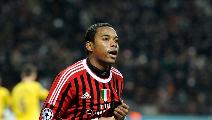 MILAN, ITALY - FEBRUARY 15: Robinho of AC Milan celebrates scoring the second goal during the UEFA Champions League round of 16 first leg match between AC Milan and Arsenal FC at Stadio Giuseppe Meazza on February 15, 2012 in Milan, Italy. (Photo by Claudio Villa/Getty Images) Dal Real Madrid e Milan al carcere di Tremembé: la parabola amara di Robinho - immagine 1