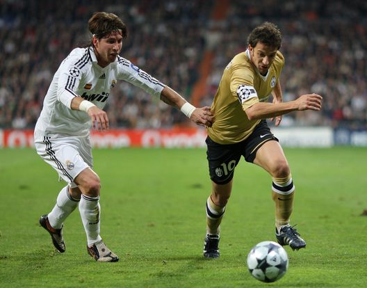 Del Piero contro un giovane Sergio Ramos, 2008. (Photo by Jasper Juinen/Getty Images) Dalla visione di Dio al Superuomo passando per il fuorigioco: 5 immagini storiche per Real-Juve- immagine 3