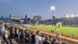 Il coro da derby dei tifosi Spezia a Pisa: “Se battiamo tutti le mani, cade la Torre…”