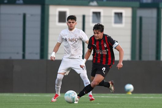 NAPLES, ITALY - DECEMBER 21: Tommaso Mancioppi of AC Milan battles for possession with Andrea Smeraldi of SSC Napoli during the Primavera 1 match between SSC Napoli and AC Milan on December 21, 2025 in Naples, Italy. (Photo by AC Milan/AC Milan via Getty Images) napoli-milan-primavera-mancioppi-tacco
