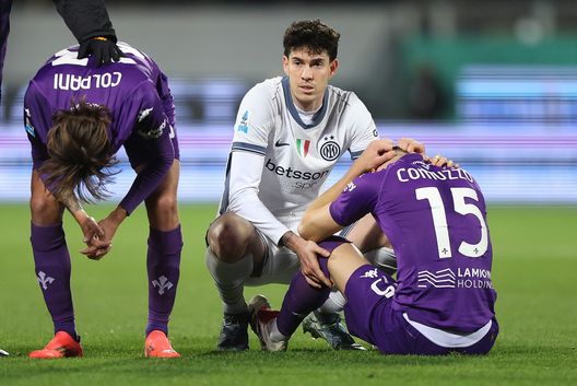 FLORENCE, ITALY - DECEMBER 1: Andrea Colpani and Pietro Comuzzo of ACF Fiorentina with Alessandro Bastoni of FC Internazionale reaction after the serious injury of Edoardo Bove of ACF Fiorentina who was taken to hospital by ambulance during the Serie A match between Fiorentina and FC Internazionale at Stadio Artemio Franchi on December 1, 2024 in Florence, Italy. (Photo by Gabriele Maltinti/Getty Images) Bastoni consola Comuzzo