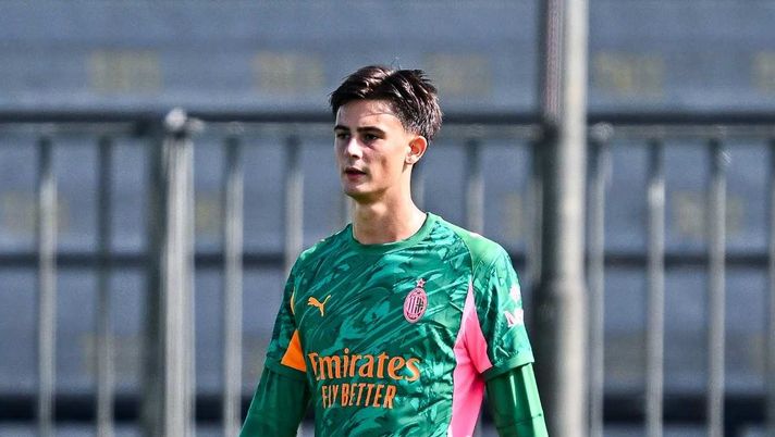 Lorenzo Torriani (portiere AC Milan Futuro), qui durante Pavia-Milan Futuro 1-2 (Serie D 2025-2026) | News (Getty Images) Milan, Maignan infortunato. I tifosi in coro: 'Lanciate Torriani'. Ecco i pro