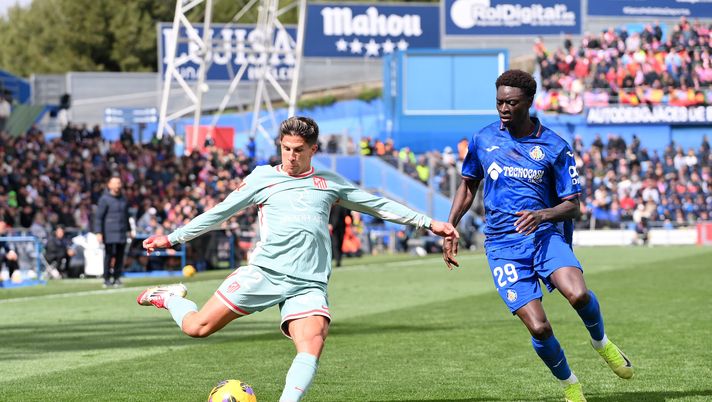 GETAFE, SPAIN - MARCH 09: Giuliano Simeone of Atletico de Madrid runs with the ball from Coba da Costa of Getafe CF during the LaLiga match between Getafe CF and Atletico de Madrid at the Coliseum Alfonso Perez on March 09, 2025 in Getafe, Spain. (Photo by Denis Doyle/Getty Images) Getafe-Atletico Madrid, l’angolo tattico del match: l’anti-gioco di Bordalas e il forte pressing del Cholo - immagine 1