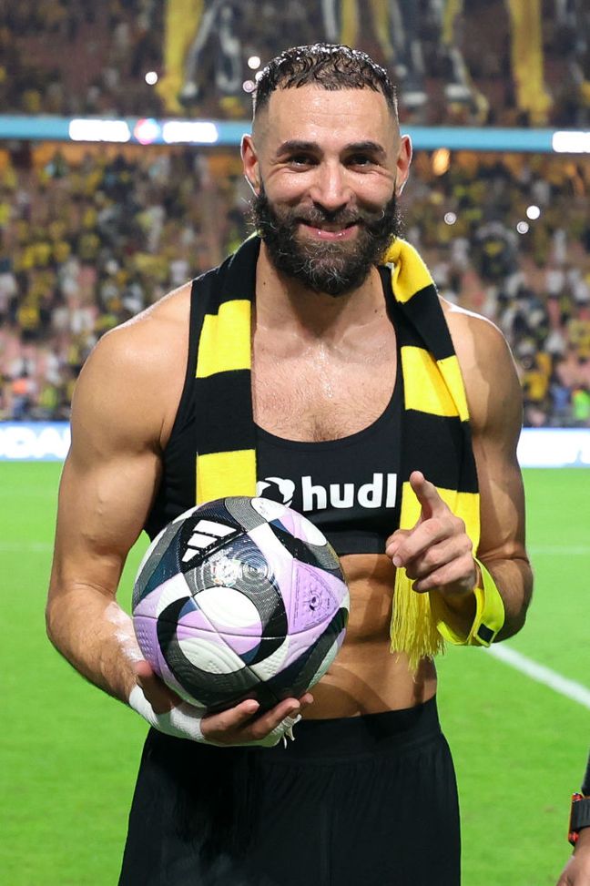 Karim Benzema dell’Al Ittihad festeggia con il pallone della partita dopo aver segnato una tripletta nella sfida di Saudi Pro League tra Al Ittihad e Al Wehda, disputata al King Abdullah Sports City Stadium il 15 settembre 2024 a Gedda, Arabia Saudita. (Foto di Yasser Bakhsh/Getty Images) Al-Ittihād, tripletta per Benzema: non ne faceva una da 10 mesi...