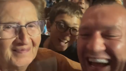 McGregor, che vacanza trascorsa a Napoli: bacia una signora e fuma un sigaro