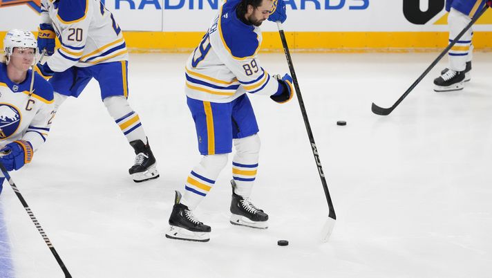 PRAGUE, CZECH REPUBLIC - OCTOBER 5: Buffalo Sabres' Alex Tuch warms up ahead of the game between the New Jersey Devils and Buffalo Sabres during the 2024 NHL Global Series Czechia at O2 Arena on October 5, 2024 in Prague, Czech Republic. (Photo by Gabriel Kuchta/Getty Images) NHL, Buffalo-NY Rangers: dove vedere il match in diretta TV e streaming LIVE - immagine 1
