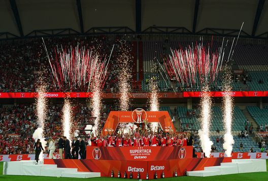I giocatori del Benfica festeggiano la Supercoppa portoghese al termine del derby di Lisbona contro lo Sporting all'Estadio Algarve il 31 luglio 2025 a Faro, Portogallo. (Foto di Gualter Fatia/Getty Images) Fenerbahce-Benfica, atto I: un film diretto da Wes Anderson- immagine 3