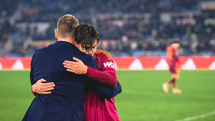 Emozione Roma, gli occhi lucidi di Dybala durante il saluto di De Rossi commuovono il web - immagine 1