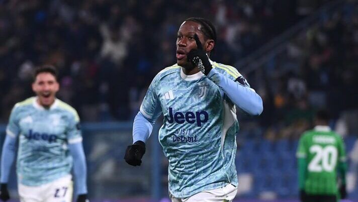 SASSUOLO, ITALY - JANUARY 06: Jonathan David of Juventus celebrates scoring his team's third goal during the Serie A match between US Sassuolo Calcio and Juventus FC at Mapei Stadium Citta del Tricolore on January 06, 2026 in Sassuolo, Italy. (Photo by Alessandro Sabattini/Getty Images) I voti di Sassuolo-Juve al fanta: la scelta su Openda! David show, male Pinamonti e super Locatelli - immagine 1