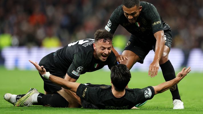 MADRID, SPAIN - NOVEMBER 29: Giovanni Simeone of SSC Napoli celebrates with teammates Juan Jesus and Amir Rrahmani after scoring the team's first goal during the UEFA Champions League match between Real Madrid and SSC Napoli at Estadio Santiago Bernabeu on November 29, 2023 in Madrid, Spain. (Photo by Florencia Tan Jun/Getty Images) real napoli